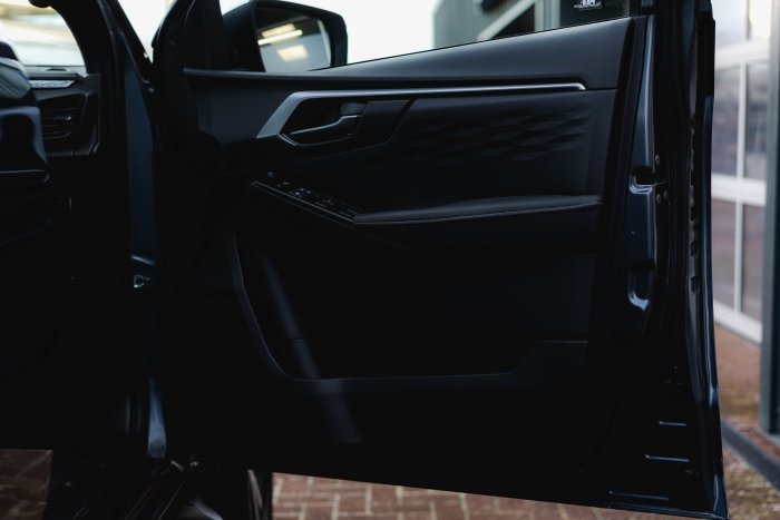 Isuzu D-Max 1.9 Dl40 Auto Diesel Obsidian Grey Mica