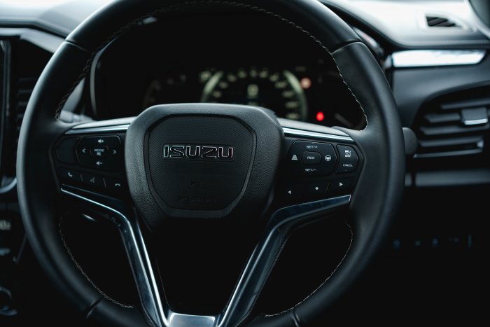 Isuzu D-Max 1.9 Dl40 Auto Diesel Obsidian Grey Mica