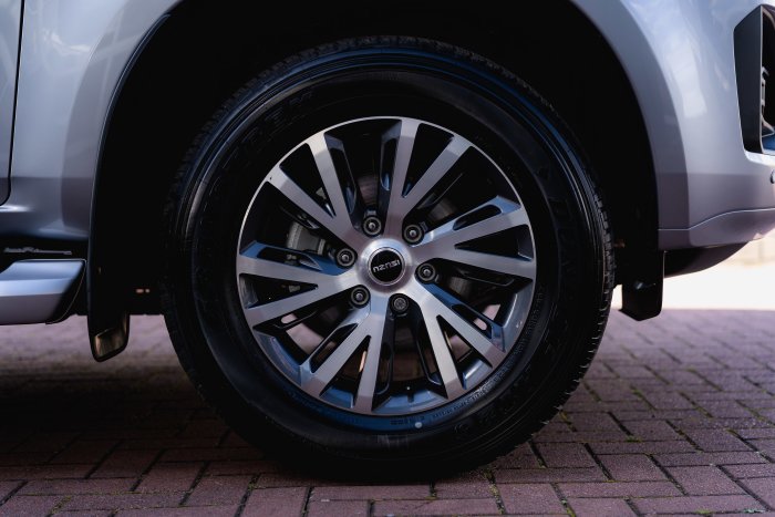 Isuzu D-Max 1.9 Dl40 Auto Diesel Mercury Silver Metallic