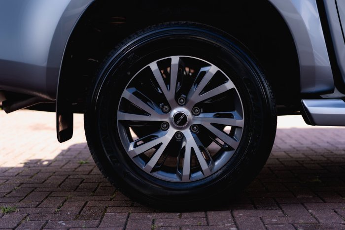 Isuzu D-Max 1.9 Dl40 Auto Diesel Mercury Silver Metallic