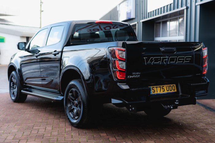 Isuzu D-Max 1.9 V-Cross Auto Diesel Onyx Black Mica