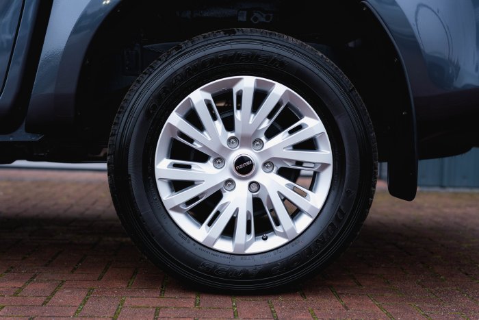 Isuzu D-Max 1.9 Dl20 Auto Diesel Obsidian Grey Mica