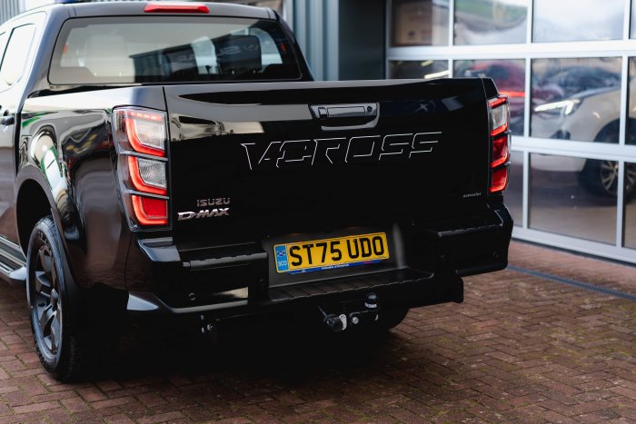 Isuzu D-Max 1.9 V-Cross Auto Diesel Onyx Black Mica