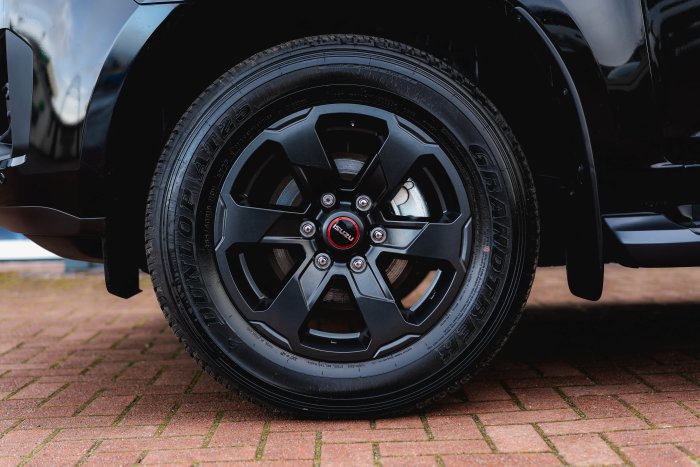 Isuzu D-Max 1.9 V-Cross Auto Diesel Onyx Black Mica