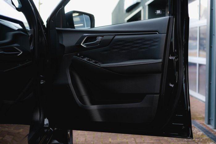 Isuzu D-Max 1.9 V-Cross Auto Diesel Onyx Black Mica