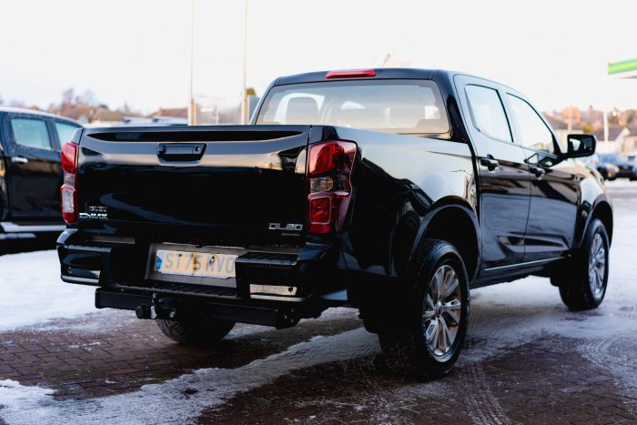 Isuzu D-Max 1.9 Dl20 Diesel Onyx Black Mica