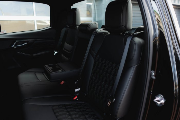 Isuzu D-Max 1.9 V-Cross Auto Diesel Onyx Black Mica