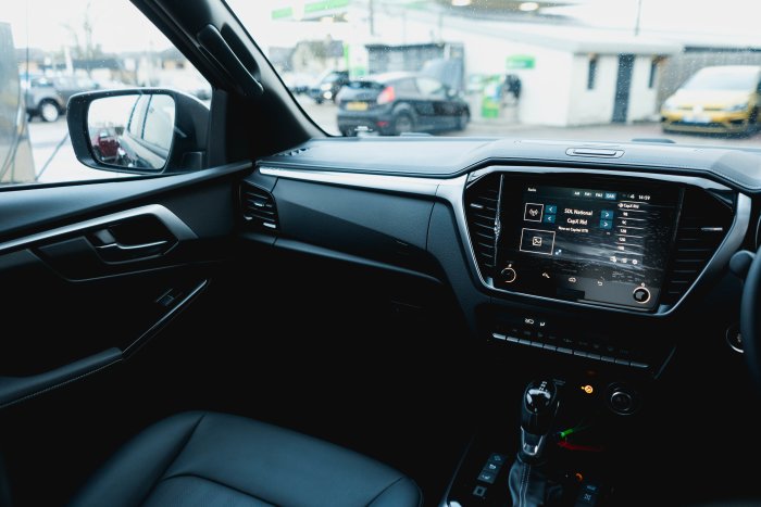 Isuzu D-Max 1.9 Dl40 Auto Diesel Onyx Black Mica