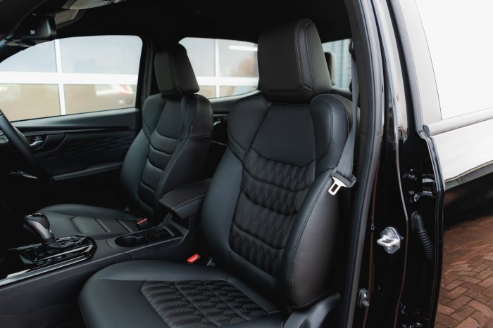 Isuzu D-Max 1.9 V-Cross Auto Diesel Onyx Black Mica