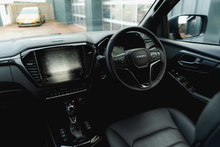 Isuzu D-Max 1.9 V-Cross Auto Diesel Onyx Black Mica