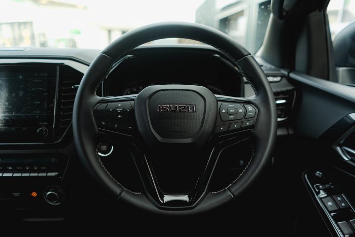 Isuzu D-Max 1.9 V-Cross Auto Diesel Onyx Black Mica