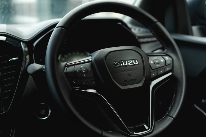 Isuzu D-Max 1.9 V-Cross Auto Diesel Onyx Black Mica