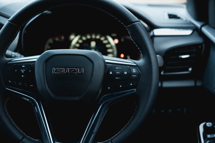 Isuzu D-Max 1.9 Dl40 Auto Diesel Onyx Black Mica