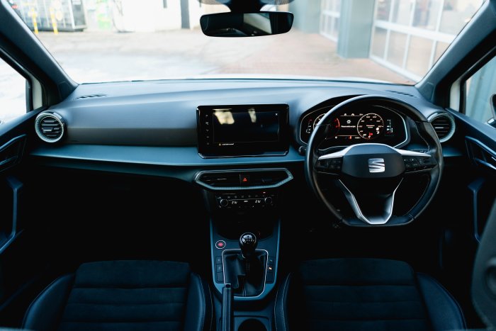 SEAT Arona 1.0 Xperience Lux Ecots Petrol Nevada White With Black Roof