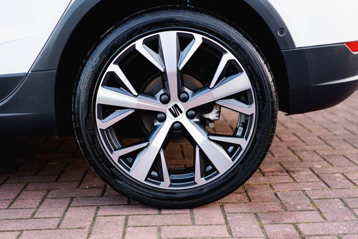 SEAT Arona 1.0 Xperience Lux Ecots Petrol Nevada White With Black Roof