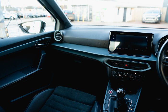 SEAT Arona 1.0 Xperience Lux Ecots Petrol Nevada White With Black Roof