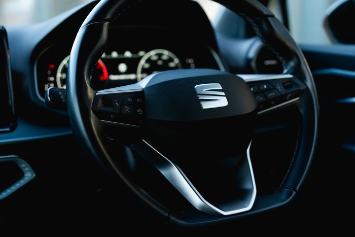 SEAT Arona 1.0 Xperience Lux Ecots Petrol Nevada White With Black Roof