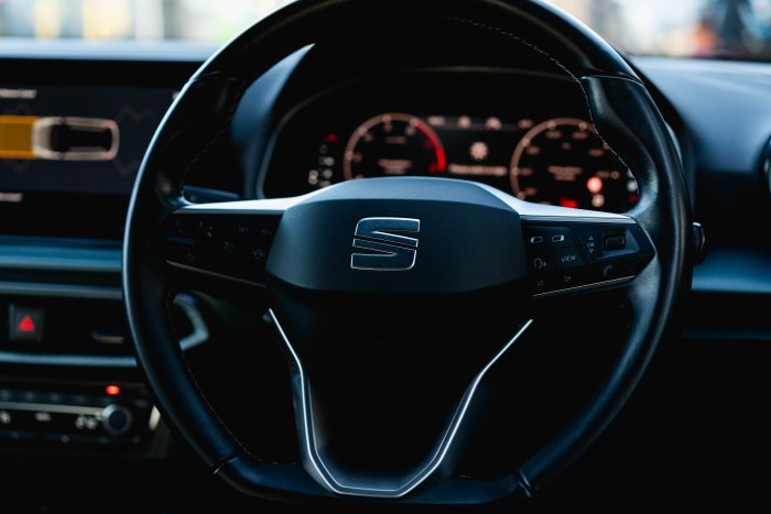 SEAT Arona 1.0 Xperience Lux Ecots Petrol Nevada White With Black Roof