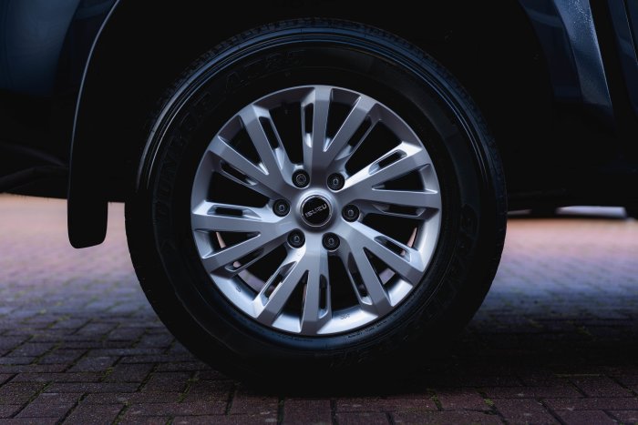 Isuzu D-Max 1.9 Dl20 Diesel Obsidian Grey Mica