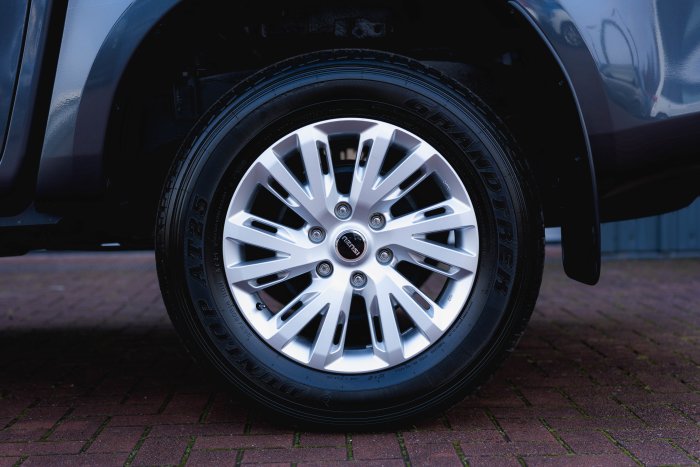 Isuzu D-Max 1.9 Dl20 Diesel Obsidian Grey Mica