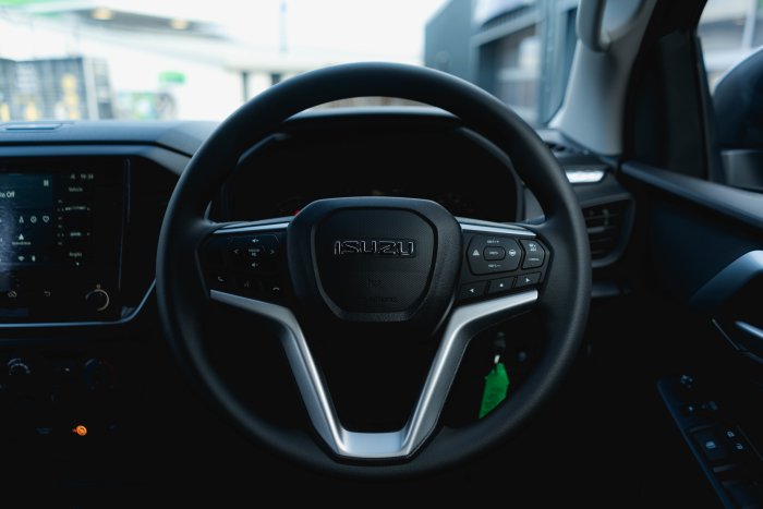 Isuzu D-Max 1.9 Dl20 Diesel Obsidian Grey Mica