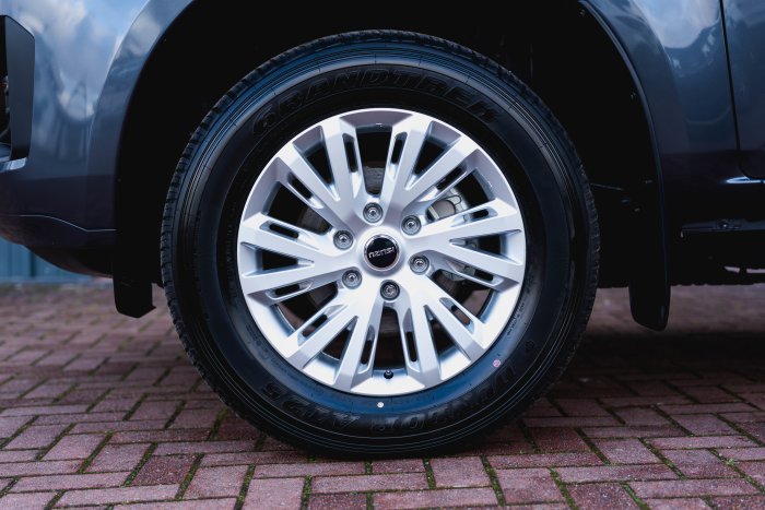 Isuzu D-Max 1.9 Dl20 Auto Diesel Obsidian Grey Mica