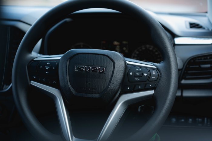 Isuzu D-Max 1.9 Dl20 Diesel Obsidian Grey Mica