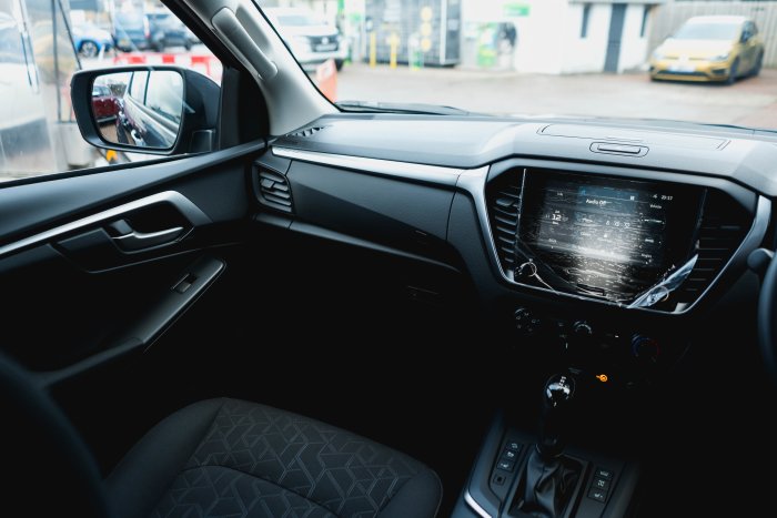 Isuzu D-Max 1.9 Dl20 Auto Diesel Obsidian Grey Mica