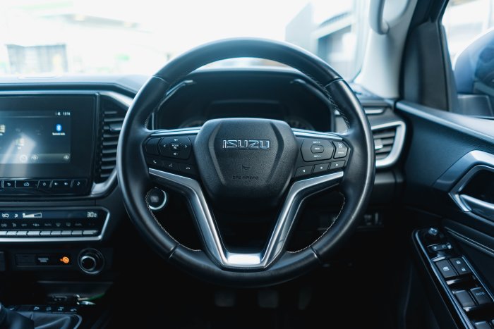 Isuzu D-Max 1.9 Dl40 Diesel Spinel Red