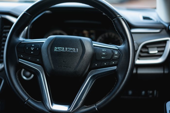 Isuzu D-Max 1.9 Dl40 Diesel Spinel Red