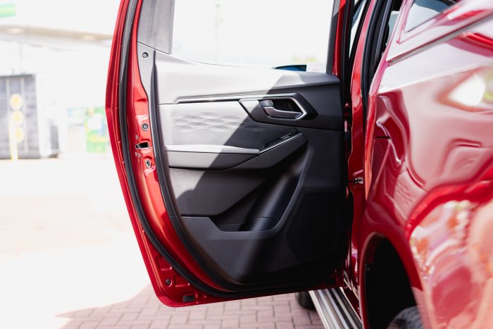 Isuzu D-Max 1.9 V-Cross Auto Diesel Red Spinel Mica